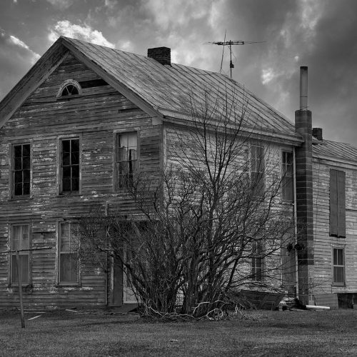 Abandoned farmhouse in black and white