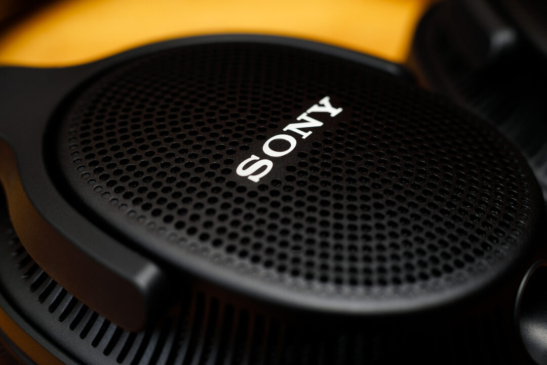 Sony MDR-MV1 detail product photo