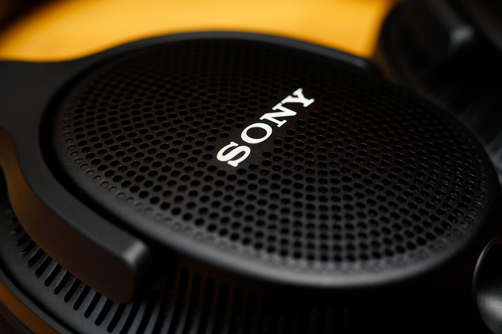 Sony MDR-MV1 detail product photo