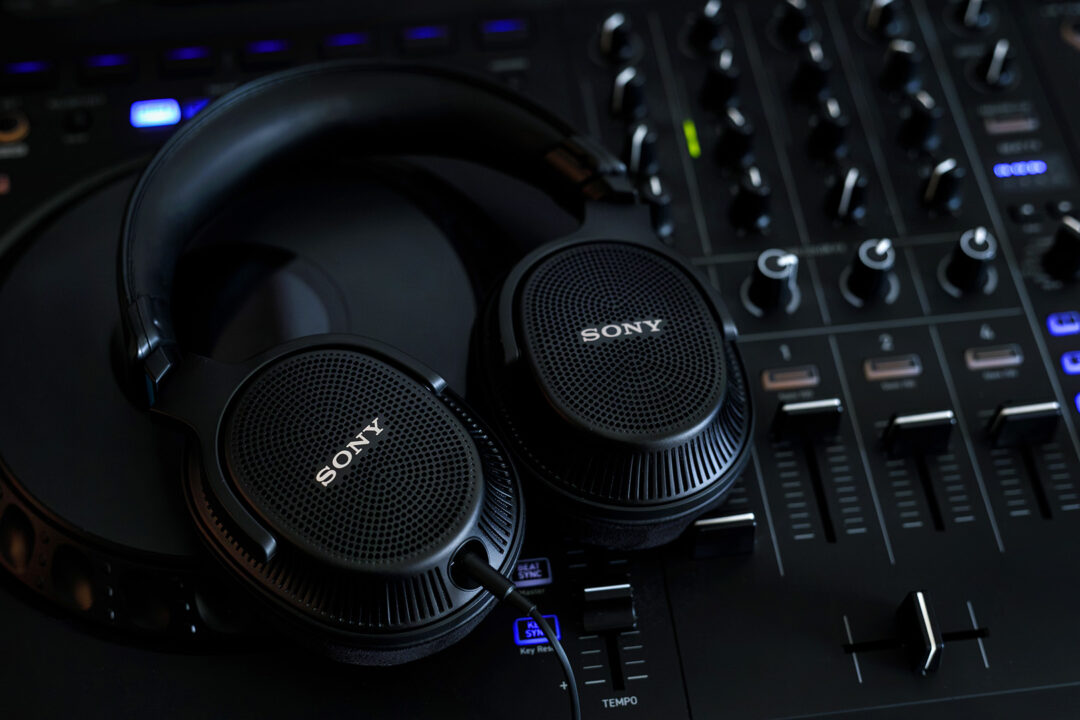 Sony MDR-MV1 product photo